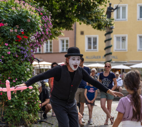 Ein Künstler bietet eine Phantomime-Darstellung in der Altstadt Füssen