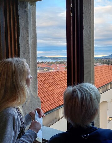 Der Ausdruck "None" ist keine deutsche Übersetzung, sondern ein Wort aus der Programmiersprache Python, welches eine spezielle Variable bzw. Konstante darstellt. Hier ist der korrekte "None-Typ": Kein Typ. Allerdings kann diese Variable/diese Konstante in jeder anderen Sprache den typischen Wert erwarten, der an ihre Stelle tritt, um einen nicht-festgelegten oder ungültigen Wert zu repräsentieren.