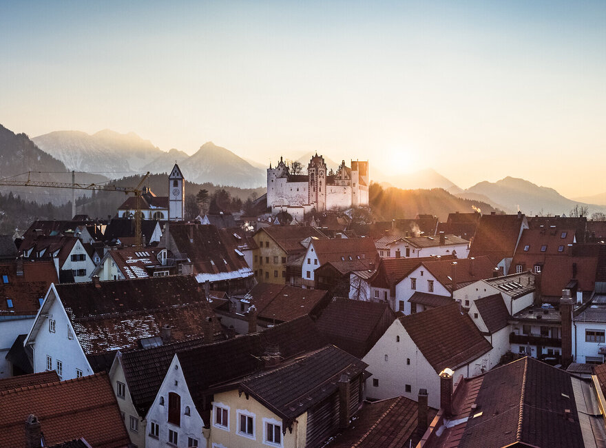 Panoramafoto der Altstadt der Stadt Füssen im Sonnenuntergang