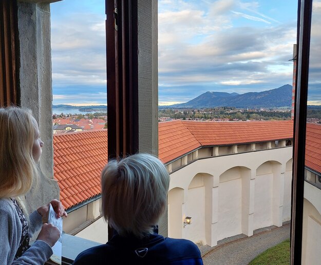 Der Ausdruck "None" ist keine deutsche Übersetzung, sondern ein Wort aus der Programmiersprache Python, welches eine spezielle Variable bzw. Konstante darstellt. Hier ist der korrekte "None-Typ": Kein Typ. Allerdings kann diese Variable/diese Konstante in jeder anderen Sprache den typischen Wert erwarten, der an ihre Stelle tritt, um einen nicht-festgelegten oder ungültigen Wert zu repräsentieren.