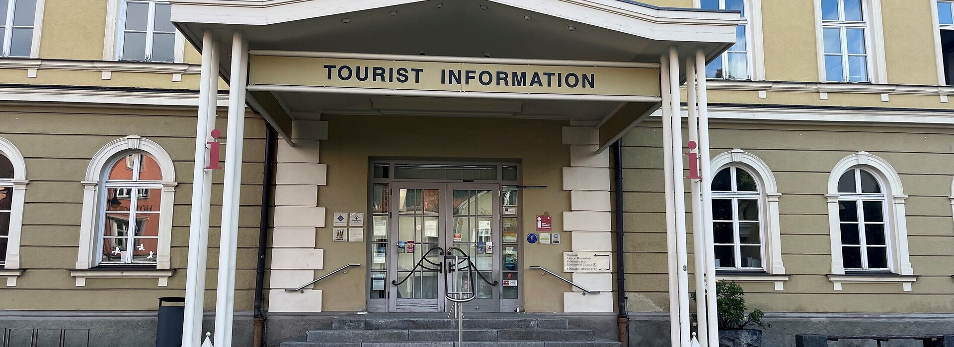 Das Bild zeigt den Eingang der Tourist Information Füssen im Allgäu.