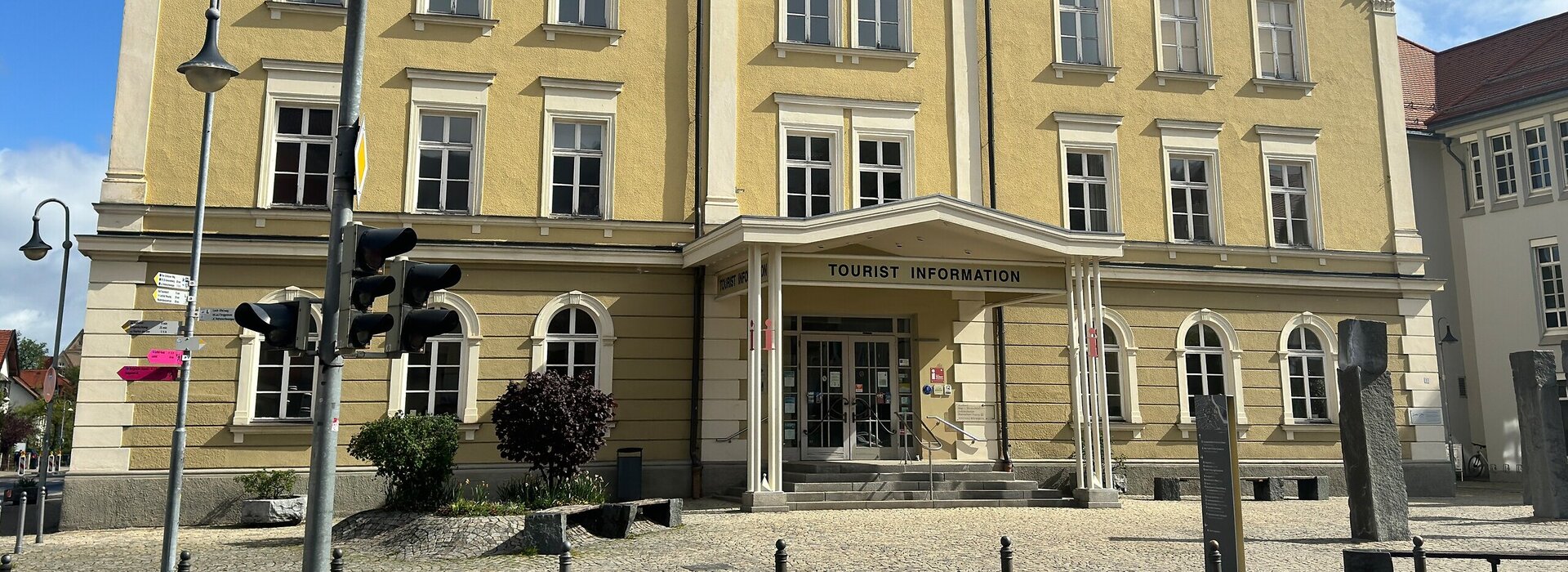 Außenaufnahme der Tourist Information Füssen am Kaiser-Maximilian-Platz im Stadtzentrum
