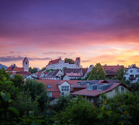 Der Quaglioblick in seiner romantischsten Form: Panoramablick auf die Füssener Altstadt im Abendrot