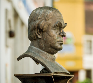 Das Foto zeigt eine Nahaufnahme einer Büste des Pfarrers Sebastian Kneipp in der Fußgängezone Füssen