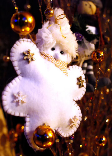  Das Bild zeigt eine hübsche Weihnachtsdekoration aus weißem Filz. Die Dekoration ist mit einem roten und weißen gestreiften Schal geschmückt, was eine festliche Note hinzufügt. Die Dekoration ist an einer goldenen Kette aufgehängt, die an eine goldene Kugeldekoration befestigt ist. Die Dekoration steht vor dem Hintergrund eines Weihnachtsbaums, der mit goldenen Kugeln und anderen Dekorationen geschmückt ist, und schafft so eine warme und festliche Atmosphäre. Die Position der Dekoration im Zentrum des Bildes zieht die Aufmerksamkeit des Betrachters auf sich und macht sie zum Mittelpunkt des Bildes. Die Gesamtkomposition des Bildes vermittelt die Freude und Wärme, die mit der Weihnachtszeit verbunden sind.