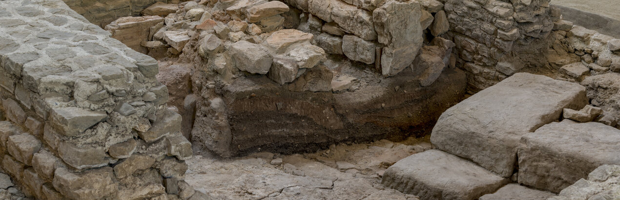 Das Bild zeigt Überreste von Mauern. 