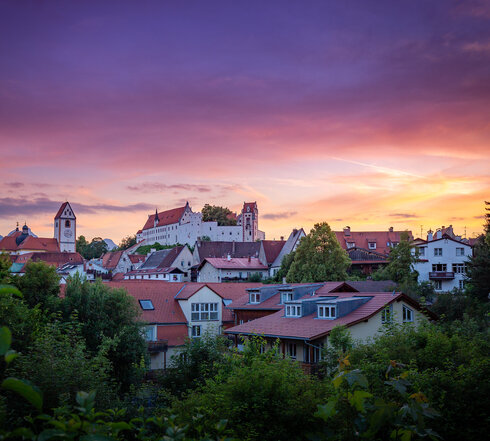 Der Quaglioblick in seiner romantischsten Form: Panoramablick auf die Füssener Altstadt im Abendrot