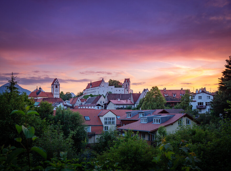 Der Quaglioblick in seiner romantischsten Form: Panoramablick auf die Füssener Altstadt im Abendrot