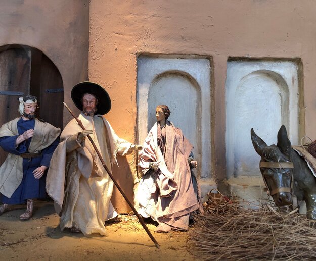 Die Szene zeigt eine Gruppe von Figuren, die in einem alten, verfallenen Gebäude stehen. Es handelt sich um eine Miniatur-Diorama, die eine historische oder biblische Szene darstellt. Die Figuren sind in verschiedenen Stilen und Materialien gefertigt, was eine Mischung von Materialien und Stilen darstellt. Es gibt eine Figur, die einen Stab in der Hand hält, eine Figur, die einen Hut trägt, und eine Figur, die einen Stab in der Hand hält. Es gibt auch eine Figur, die einen Stab in der Hand hält und eine Figur, die einen Stab in der Hand hält. Die Figuren sind in verschiedenen Stilen und Materialien gefertigt, was eine Mischung von Materialien und Stilen darstellt. Es gibt eine Figur, die einen Stab in der Hand hält, eine Figur, die einen Hut trägt, und eine Figur, die einen Stab in der Hand hält. Es gibt auch eine Figur, die einen Stab in der Hand hält und eine Figur, die einen Stab in der Hand hält. Die Figuren sind in verschiedenen Stilen und Materialien gefertigt, was eine Mischung von Materialien und Stilen darstellt. Es gibt eine Figur, die einen Stab in der Hand hält, eine Figur, die einen Hut trägt, und eine Figur, die einen Stab in der Hand hält. Es gibt auch eine Figur, die einen Stab in der Hand hält und eine Figur, die einen Stab in der Hand hält. Die Figuren sind in verschiedenen Stilen und Materialien gefertigt, was eine Mischung von Materialien und Stilen darstellt.