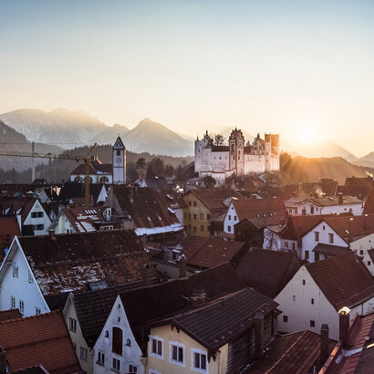 Panoramafoto der Altstadt der Stadt Füssen im Sonnenuntergang