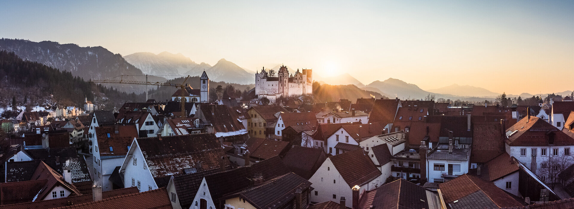 Panoramafoto der Altstadt der Stadt Füssen im Sonnenuntergang