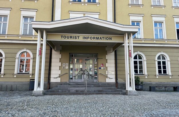 Das Bild zeigt den Eingang der Tourist Information Füssen im Allgäu.