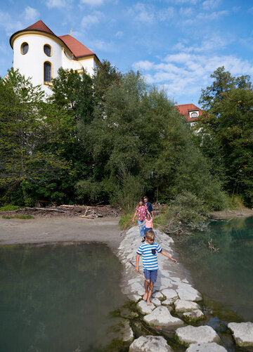 Die angegebenen Bilder zeigen eine Gruppe von Menschen, die sich auf einem Weg durch eine Landschaft bewegen, die von Wasserstellen und einer Mauer umgeben ist. Der Weg führt durch eine dieser Wasserstellen, die von einer hohen Mauer umgeben ist. Die Menschen sind in der Mitte des Bildes, und sie scheinen sich auf dem Weg zu einer anderen Wasserstelle zu bewegen. Die Landschaft um die Wasserstelle ist dicht mit Bäumen und Sträuchern bepflanzt. Im Hintergrund ist ein Gebäude mit einem roten Dach zu sehen.  Die Menschen tragen verschiedene Kleidung und es ist nicht klar, ob sie sich auf einem Weg durch die Landschaft einer Wasserstelle bewegen oder ob sie sich auf einem Weg durch eine Wasserstelle bewegen. Möglicherweise sind sie auf der Suche nach einer anderen Wasserstelle oder sie kehren gerade von einer anderen Wasserstelle zurück.  Es könnte sein, dass die Menschen dabei sind, eine andere Wasserstelle zu erreichen oder von ihr wegzugehen, oder dass sie gerade von einer anderen Wasserstelle zurückkehren. Es ist auch möglich, dass sie in die Landschaft oder in die Wasserstelle hineingehen.