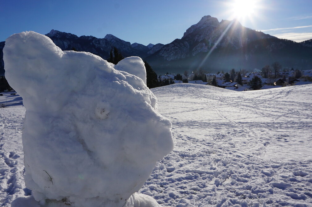 Die Bilder zeigen eine Schneelandschaft, in der einige Schnehmännchen auf einem Hügel stehen. Die Schneemännchen sind weiß und haben eine runde Form. Sie sind in der Mitte des Bildes platziert und scheinen aus der Schneelandschaft herauszugehen. Im Hintergrund sind die Berge sichtbar, die von Schnee bedeckt sind. Es ist ein klarer Tag, und die Sonne scheint auf die Schneemännchen und die Berge. Die Schneelandschaft ist ein wunderschöner Winter-Gesicht, in dem die Schneemännchen als Hauptmotiv hervorgehen.