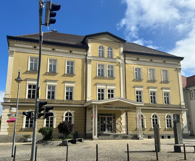 Außenaufnahme der Tourist Information Füssen am Kaiser-Maximilian-Platz im Stadtzentrum