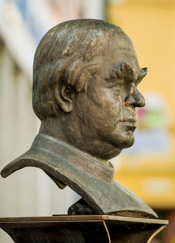Das Foto zeigt eine Nahaufnahme einer Büste des Pfarrers Sebastian Kneipp in der Fußgängezone Füssen