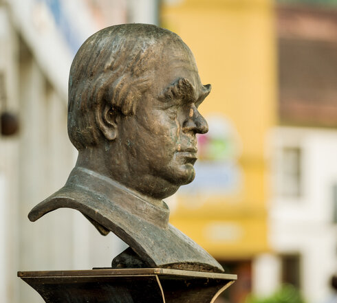 Das Foto zeigt eine Nahaufnahme einer Büste des Pfarrers Sebastian Kneipp in der Fußgängezone Füssen