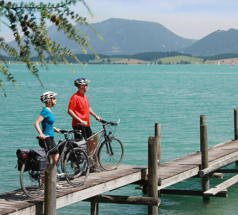Ein Paar auf der Tourenradrunde am Hopfenseeupfer bei Füssen im Allgäu