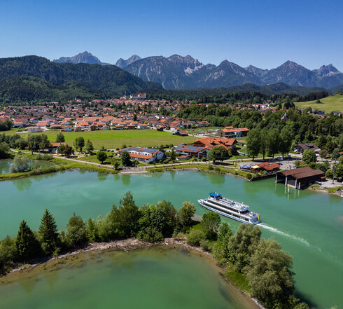 Panormabild von Füssen mit dem Forggensee und Forggenseeschifffahrt