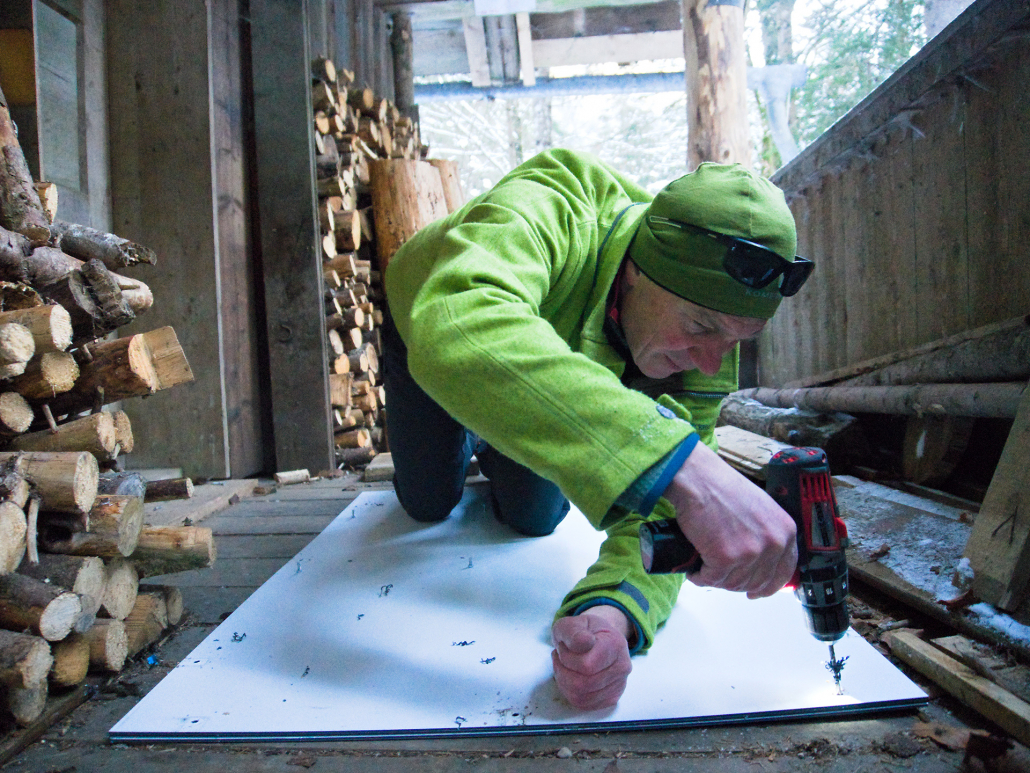 Anderszeit_1920_Informationstafel aufhängen Tom Hennemann