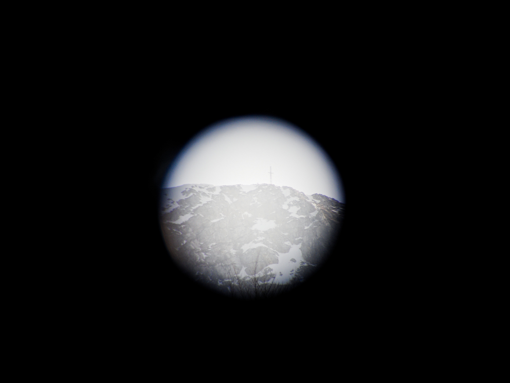 Anderszeit_1920_Spektiv Fernrohr Gipfelkreuz